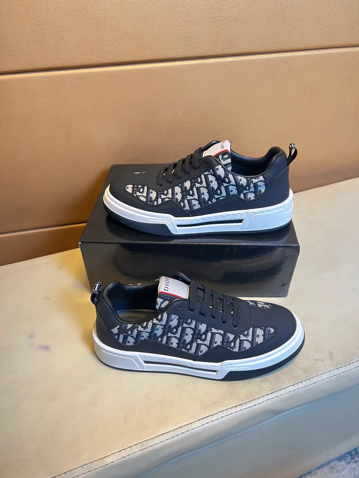Men's shoes 💰400💰👑👑Dior original quality.~ Unique modern style sneakers. 🏃A must-have casual shoe for trendy men😍😍 Original brand imported from Italy, imported original leather, sheep lining (refuses to discolor and grind feet) Sole: Original sole provided by the original factory, French lazy style design ⚠️Fit to the feet, original quality, super comfortable original sole. It’s like shooting the real thing 🎬The real thing is better, high-quality sneakers wan men’s shoe size: 38-44